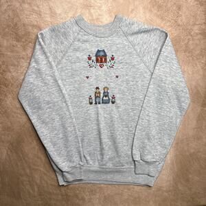 Vintage 90s Cottage Farmhouse Couple Needlepoint Sweatshirt Heart Flowers Gray